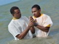 Assembleia de Deus em Maceió batiza cerca de duas mil pessoas no mar