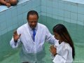 Pr. Manoel Filho batiza 49 novos membros da AD Colônia Leopoldina