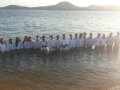 Pr. Givaldo Lima batiza 19 novos membros da AD em Mumbaça