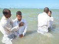 Assembleia de Deus em Maceió batiza cerca de duas mil pessoas no mar