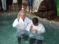 Dezenas de fiéis recebem o batismo nas águas em Porto Calvo