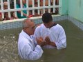 Pr. Eugênio Palhares batiza novos membros da AD em Olivença