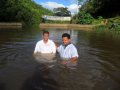 Em Tanque d´Arca, 11 novos crentes são batizados nas águas