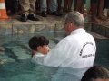 Dezenas de fiéis recebem o batismo nas águas em Porto Calvo