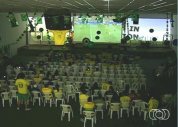 Igreja é decorada com tema da Copa e exibe jogos para os membros em Goiás