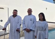 Pr. Glaydson Arthur celebra o batismo de dois novos membros na Espanha