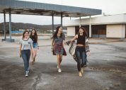 Meninas da Geração Z abandonam igreja mais do que meninos, revela pesquisa