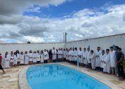 Pr. Gessélio de Almeida batiza 35 novos membros da AD Feira Grande