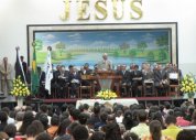 Pastor José Neco prega na abertura da reunião da Umadene