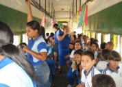 Alunos do Coparb passeiam de trem na Semana da Criança