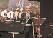 “Coloquei minha vida diante da Cruz”, testemunha André Mendonça em culto