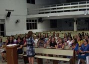 Reunião de esposas de obreiros tem preleção da Miss. Esther Bástian
