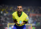 ‘É uma honra’, diz jogador da Seleção que decidiu vender medalha para ajudar igreja