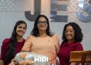 AD Village 06 celebra aniversário da irmã Eliane em noite de homenagens