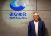 Pastor chinês é libertado após nove meses de prisão e reencontra a família nos EUA