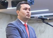Pastor Manoel Costa (MA) ministra a palavra de Deus no culto de Santa Ceia