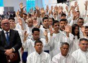 Assembleia de Deus em Maceió celebra o batismo de 170 novos membros