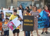 AD em Benedito Bentes 1 celebra o Dia da Bíblia com desfile evangelístico