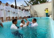Pr.  Ademilson Gomes batiza 15 novos membros da Assembleia de Deus em São Sebastião