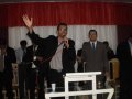 Jovens adoram a Deus em culto evangelístico na AD Traipu