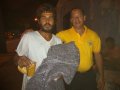 Irmãos da AD Parque das Árvores evangelizam durante a madrugada no Mercado da Produção