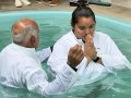 Pr. Pedro Idalino batiza 33 novos membros na Assembleia de Deus em Messias