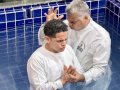 Assembleia de Deus celebra o batismo de 108 novos membros da capital