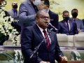 Pastor-presidente ministra sobre o candelabro símbolo da Aliança: o Menorá