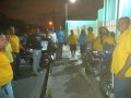 Irmãos da AD Parque das Árvores evangelizam durante a madrugada no Mercado da Produção