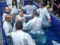Assembleia de Deus em Maceió celebra o batismo de 170 novos membros