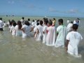 Assembleia de Deus em Maceió batiza cerca de duas mil pessoas no mar