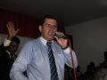Jovens adoram a Deus em culto evangelístico na AD Traipu