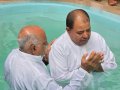 Pr. Pedro Idalino batiza 33 novos membros na Assembleia de Deus em Messias