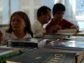 Versões antigas e raras da Bíblia Sagrada são expostas em estande na praça