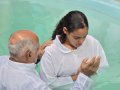 Pr. Pedro Idalino batiza 33 novos membros na Assembleia de Deus em Messias