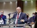 Pastor-presidente ministra sobre o candelabro símbolo da Aliança: o Menorá