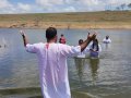 Pastor Moisés Feliciano batiza nove membros da AD Jacaré dos Homens