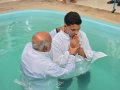 Pr. Pedro Idalino batiza 33 novos membros na Assembleia de Deus em Messias