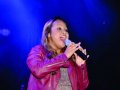 Cerca de 300 aceitam a Cristo em noite de louvor de Davi Sacer e Bruna Karla