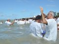 Assembleia de Deus em Maceió batiza cerca de duas mil pessoas no mar