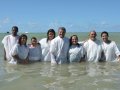 Assembleia de Deus em Maceió batiza cerca de duas mil pessoas no mar