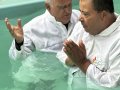 Pr. Pedro Idalino batiza 33 novos membros na Assembleia de Deus em Messias