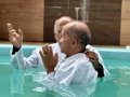 Pr. Pedro Idalino batiza 33 novos membros na Assembleia de Deus em Messias