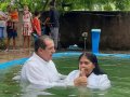 Pr. Givaldo de Lima batiza 17 novos membros da AD Utinga Leão