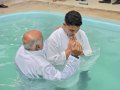 Pr. Pedro Idalino batiza 33 novos membros na Assembleia de Deus em Messias