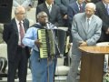 Sanfoneiro de Jesus toca o seu acordeão na igreja-sede