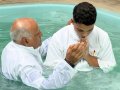 Pr. Pedro Idalino batiza 33 novos membros na Assembleia de Deus em Messias