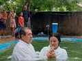 Pr. Givaldo de Lima batiza 17 novos membros da AD Utinga Leão