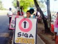 Em Chã de Bebedouro, igreja evangeliza com faixas no Dia Nacional de Missões