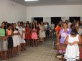 Jovens adoram a Deus em culto evangelístico na AD Traipu